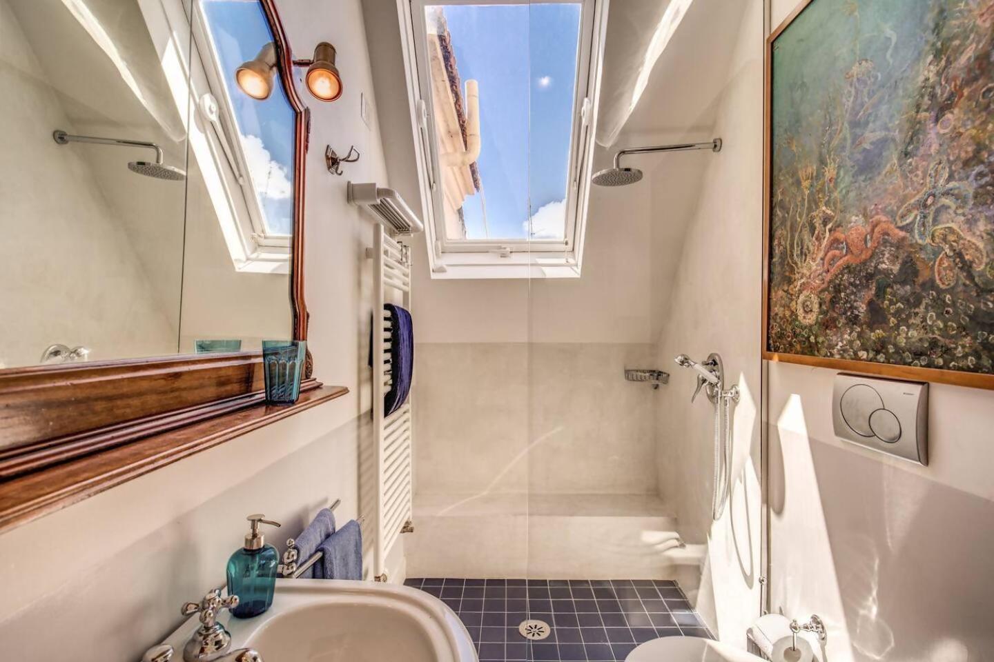 רומא Attic With Terrace Overlooking St Peters Basilica מראה חיצוני תמונה
