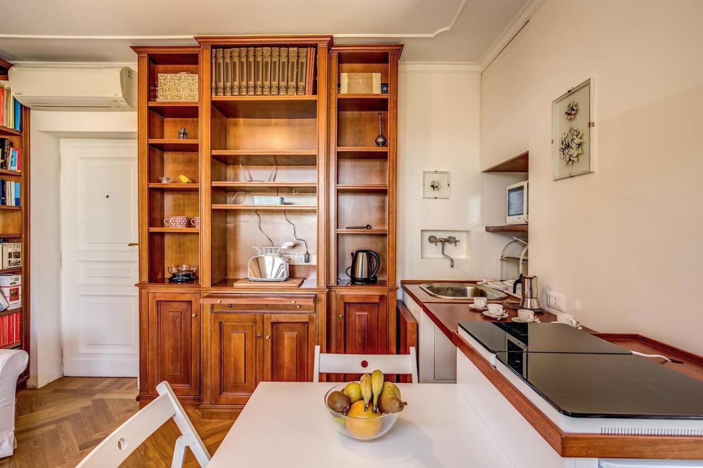 רומא Attic With Terrace Overlooking St Peters Basilica מראה חיצוני תמונה