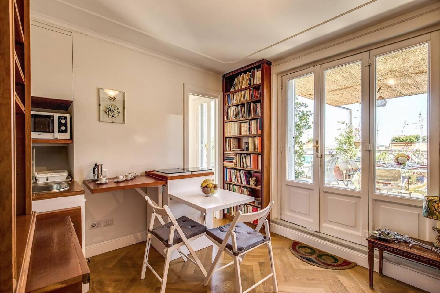 רומא Attic With Terrace Overlooking St Peters Basilica מראה חיצוני תמונה