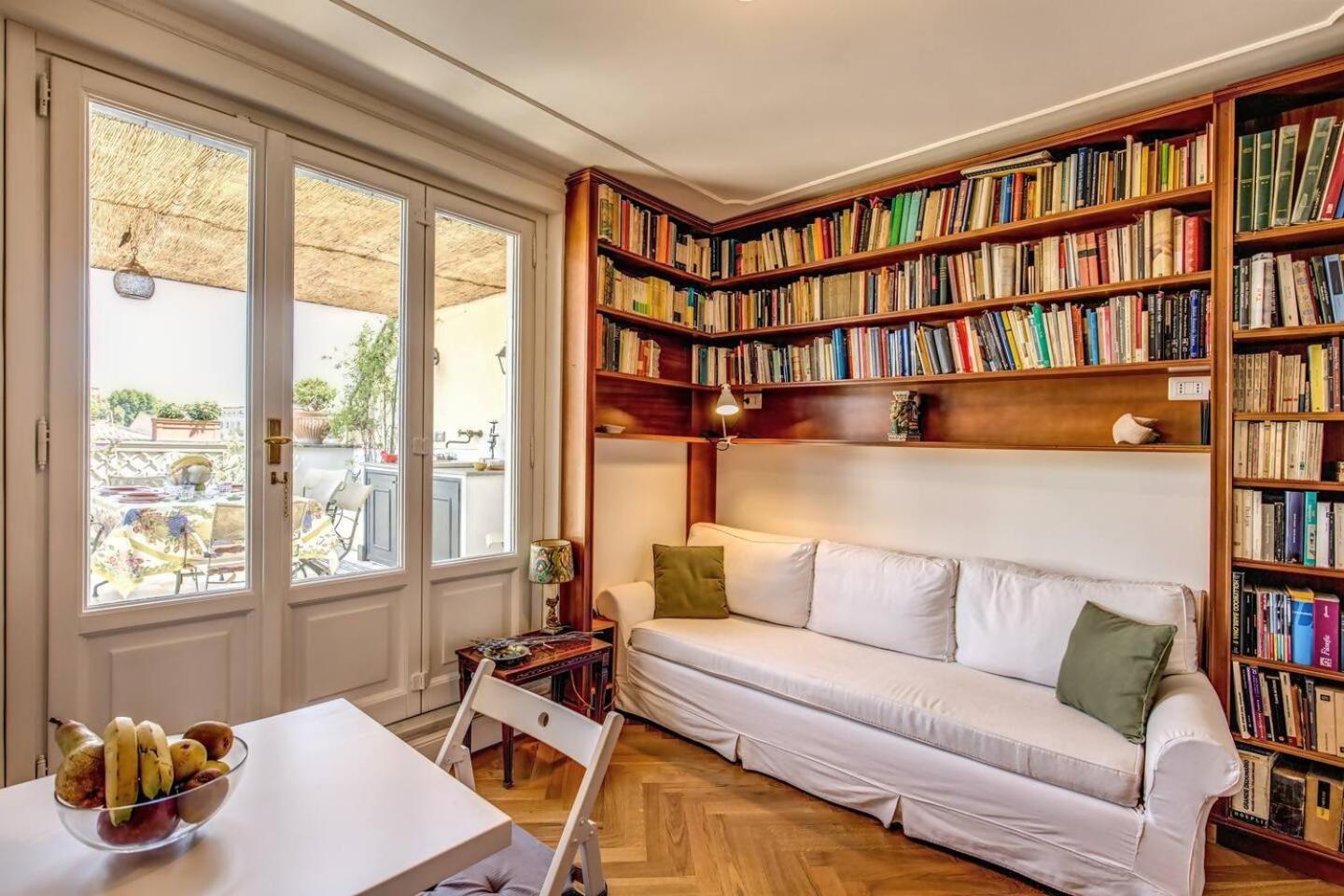רומא Attic With Terrace Overlooking St Peters Basilica מראה חיצוני תמונה