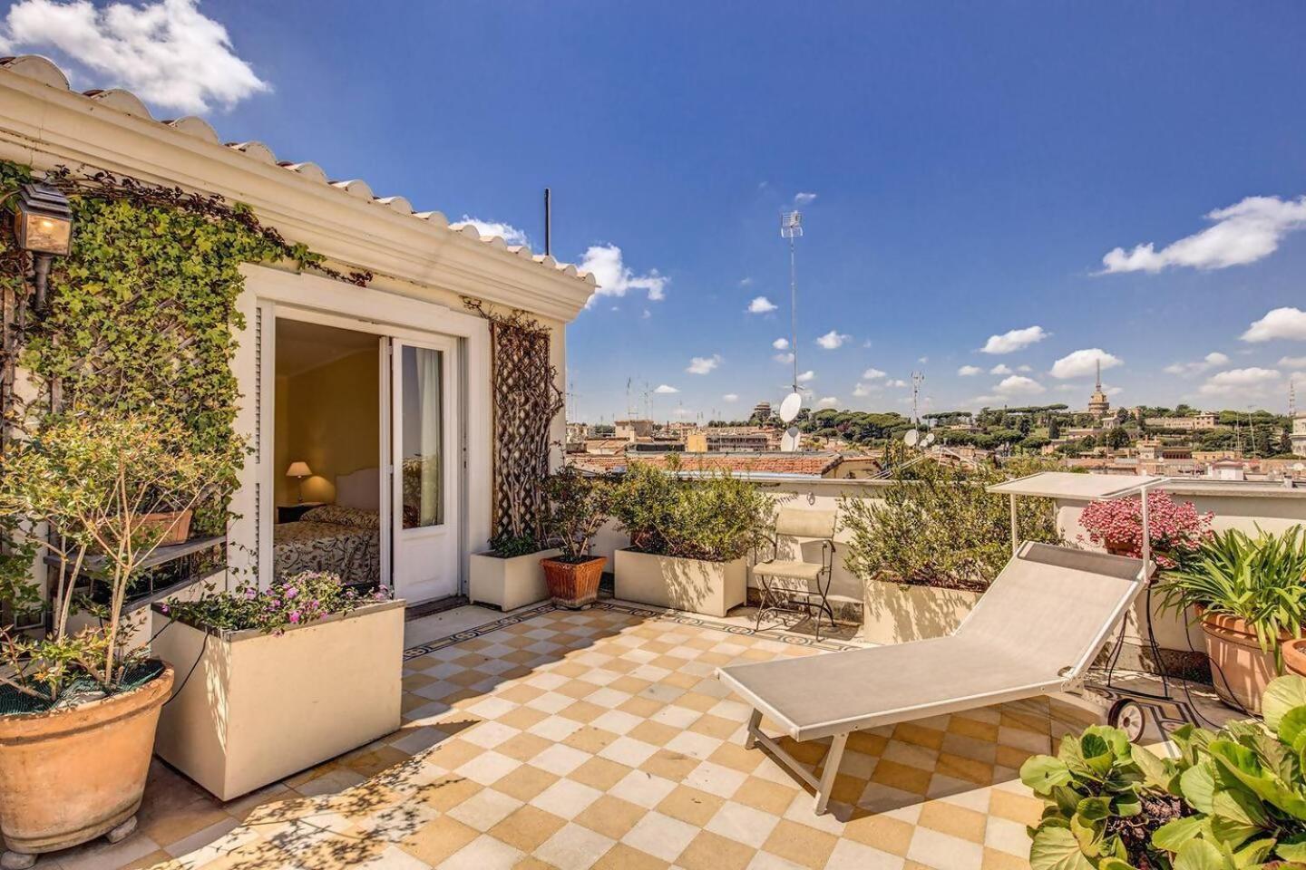 רומא Attic With Terrace Overlooking St Peters Basilica מראה חיצוני תמונה